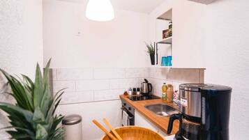 Fridge, oven, stovetop, coffee/tea maker