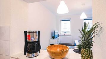 KĂŒhlschrank, Ofen, Herdplatte, Wasserkocher mit Kaffee-/Teezubehör