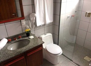 Chambre Triple, 1 chambre | Salle de bain