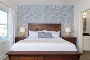 1 bedroom, desk, iron/ironing board, travel cot - Hampton Beach Hideaway | 1 Block to Beach |Parking (Hampton)