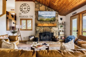 Smart TV, chimenea, videojuegos y libros 