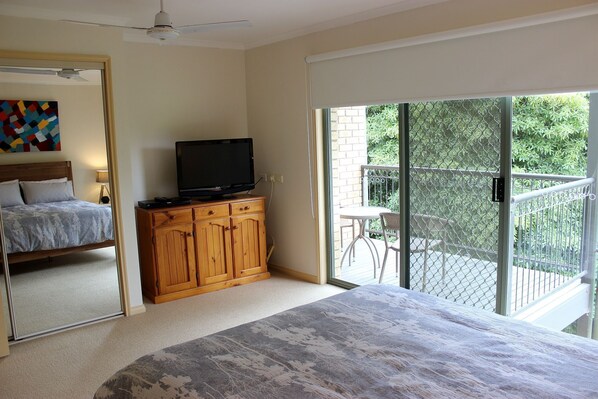 Master bedroom with balcony - Yackataya at Cowes - Two Bedroom Villa, Sleeps 5 (Cowes)