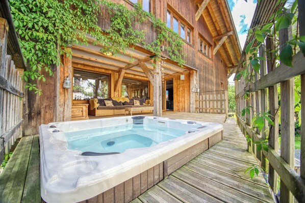 Terrace/patio - Ferme du Ciel,luxury Alpine Chalet with pool, hot tub, sauna & spectacular views (Samoëns)