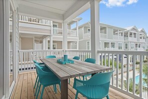 Outdoor dining - Luxury Beach Condo | 5 Min Walk to Beach & Shops! (Emerald Isle)