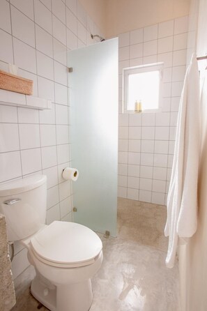 Dusche, Haartrockner, Handtücher, Seife