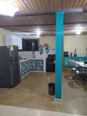 Kühlschrank, Mikrowelle, Ofen, Wasserkocher mit Kaffee-/Teezubehör