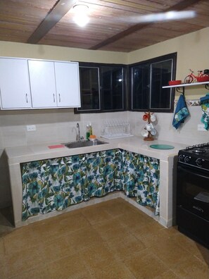 Kühlschrank, Mikrowelle, Ofen, Wasserkocher mit Kaffee-/Teezubehör