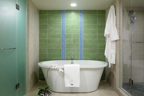 Bañera con ducha, toallas
