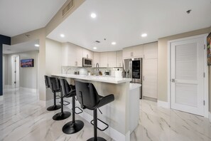 Kjøleskap, mikrobølgeovn, ovn og kokeplater