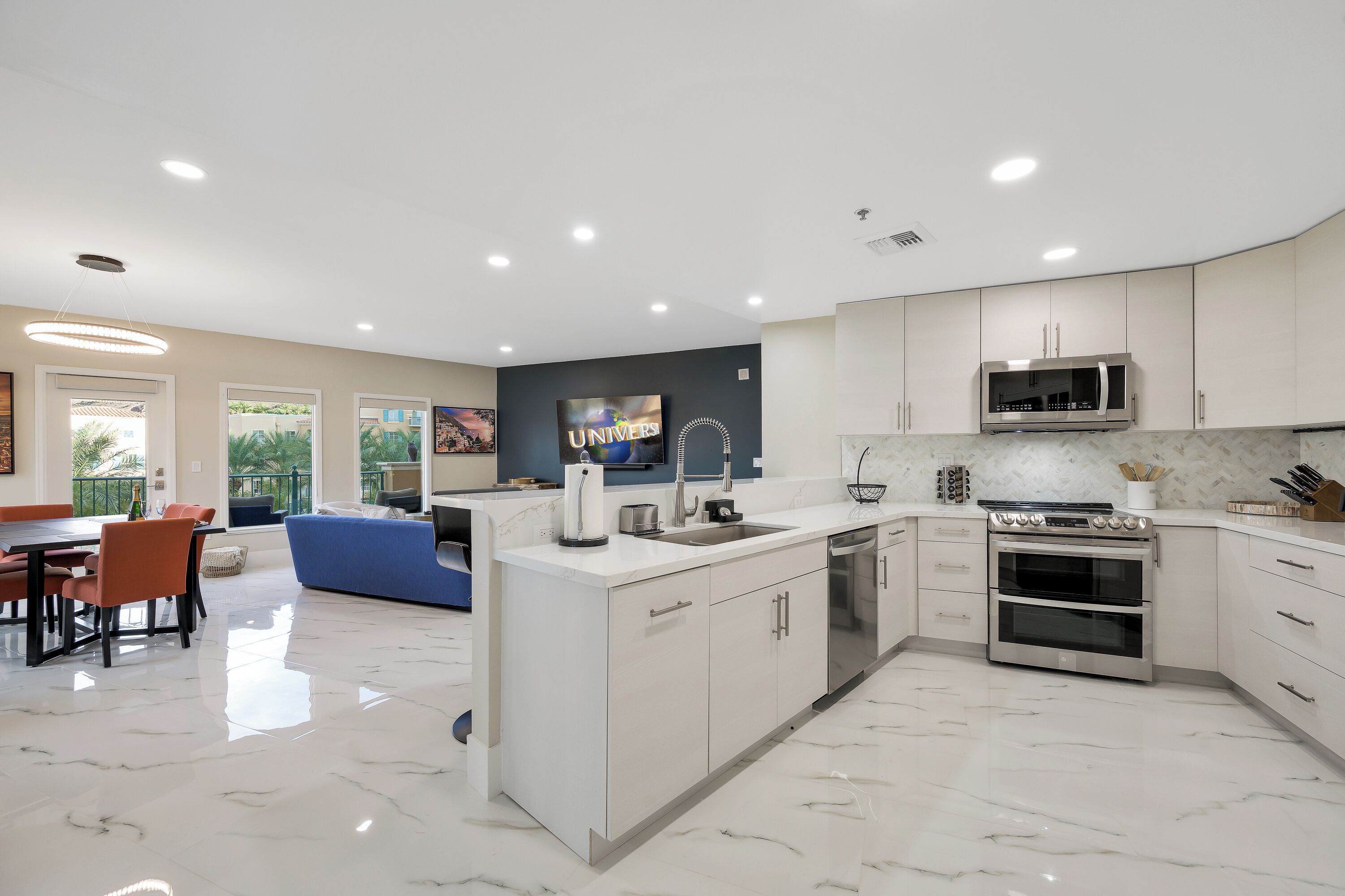 冷蔵庫、電子レンジ、オーブン、コンロ