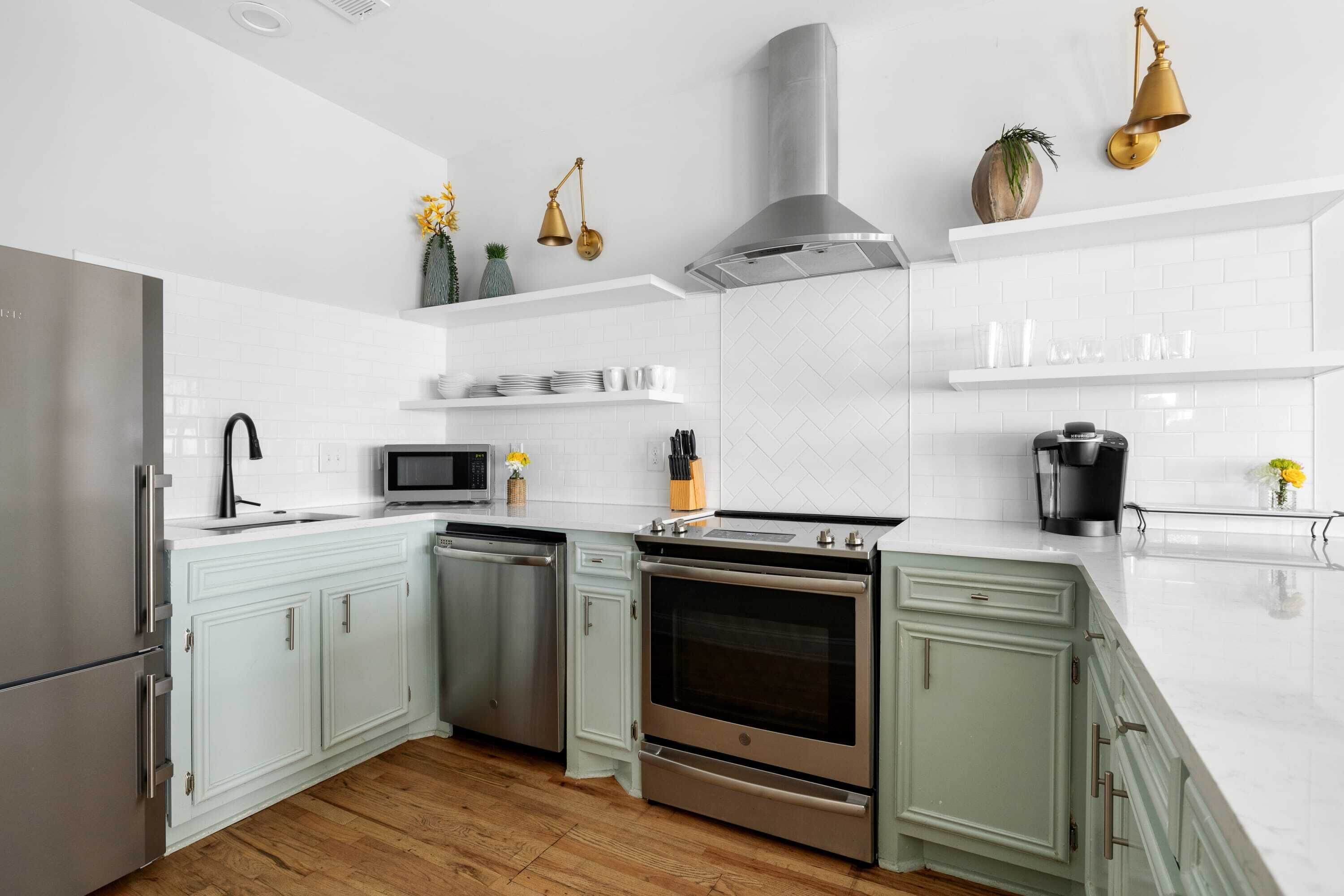 Een koelkast, een magnetron, een oven, een kookplaat