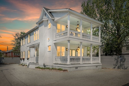 Exterior. Luxury 3BR/3BA Suite w. Parking, Best Location!