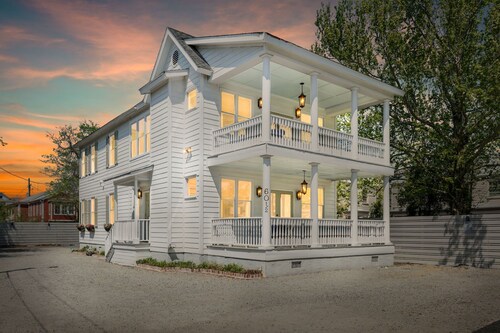 Luxury 3BR/3BA Suite w. Parking, Best Location!
