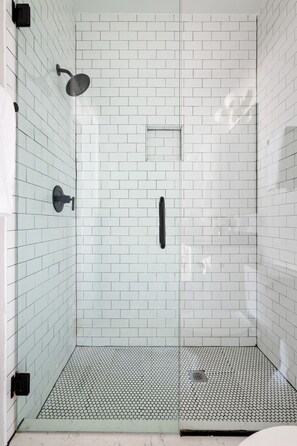 Dusche, Haartrockner, Handtücher, Shampoo