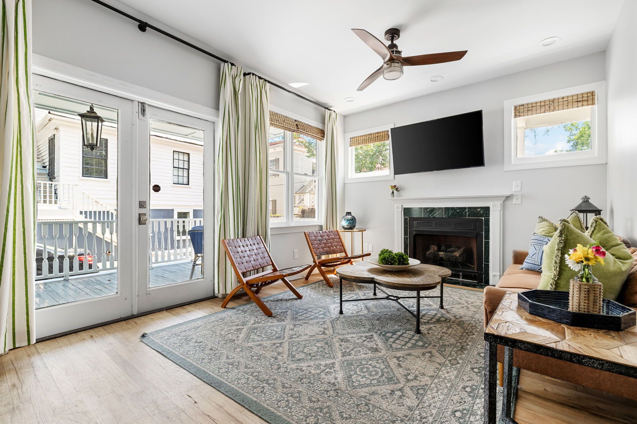 Una televisión, una oficina