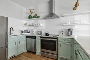 ثلاجة، ميكروويف، فرن، موقد طهي مسطح