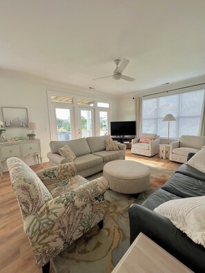 Smart TV - Spacious and Bright townhome, steps to the beach, pet friendly* (Carolina Beach)