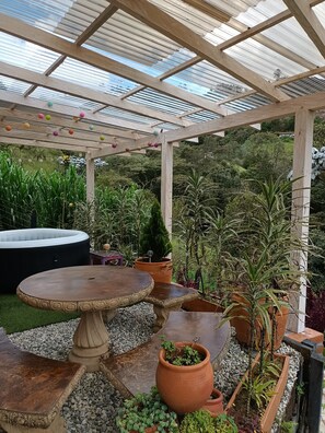 Outdoor dining - La Clara Campestre / Helenor / Rural Accommodation / Pets Accepted / Guarne (Vereda La Clara)