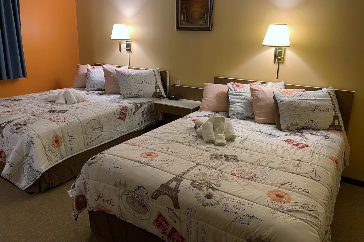 Decoración personalizada, wifi gratis y ropa de cama
