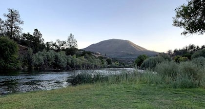 Bedroom with Fire Pit, BBQ+Deck on Klamath River