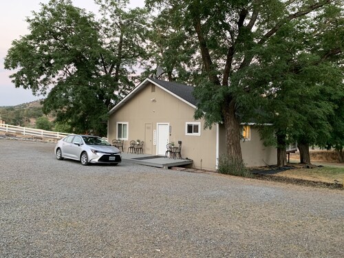 Bedroom with Fire Pit, BBQ+Deck on Klamath River