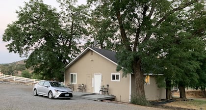 Bedroom with Fire Pit, BBQ+Deck on Klamath River