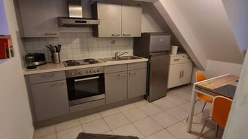 Kühlschrank, Ofen, Herdplatte, Wasserkocher mit Kaffee-/Teezubehör