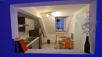 Fridge, oven, stovetop, coffee/tea maker