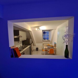 冷蔵庫、オーブン、コンロ、コーヒー / ティーメーカー