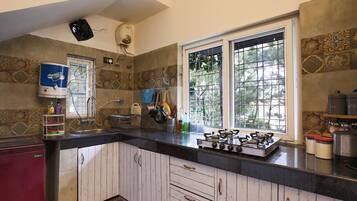 Réfrigérateur, four à micro-ondes, un four, surface de cuisson