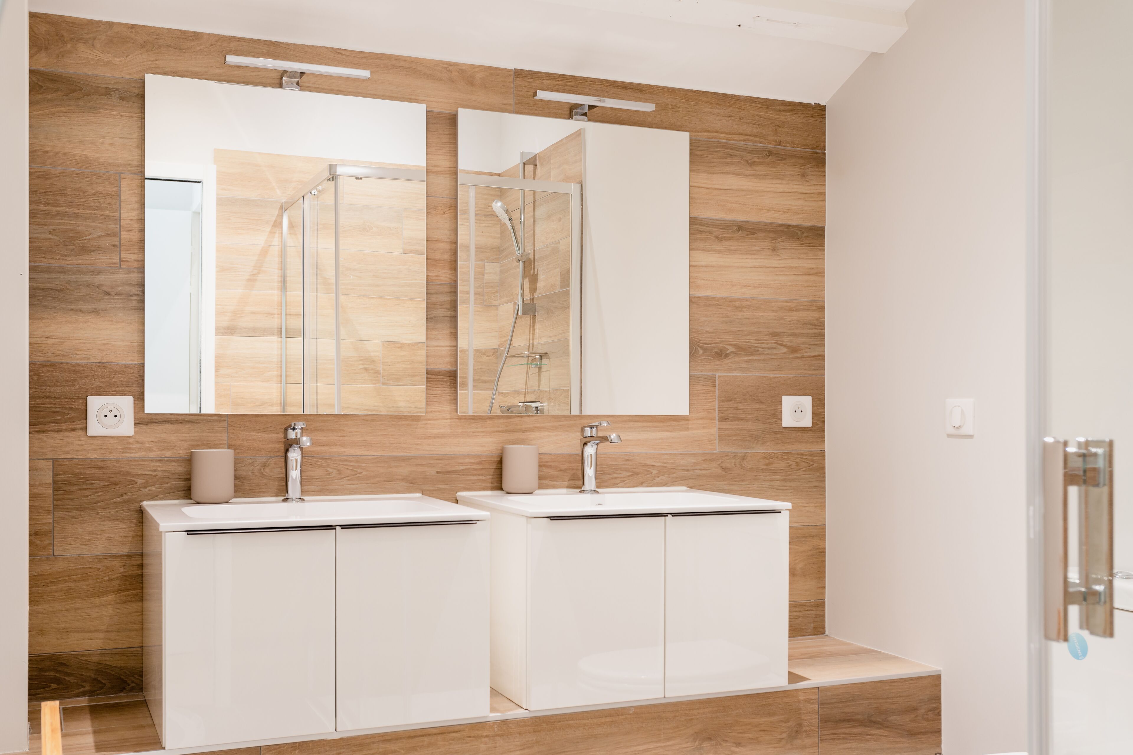 Bañera, secador de pelo, toallas y papel higiénico