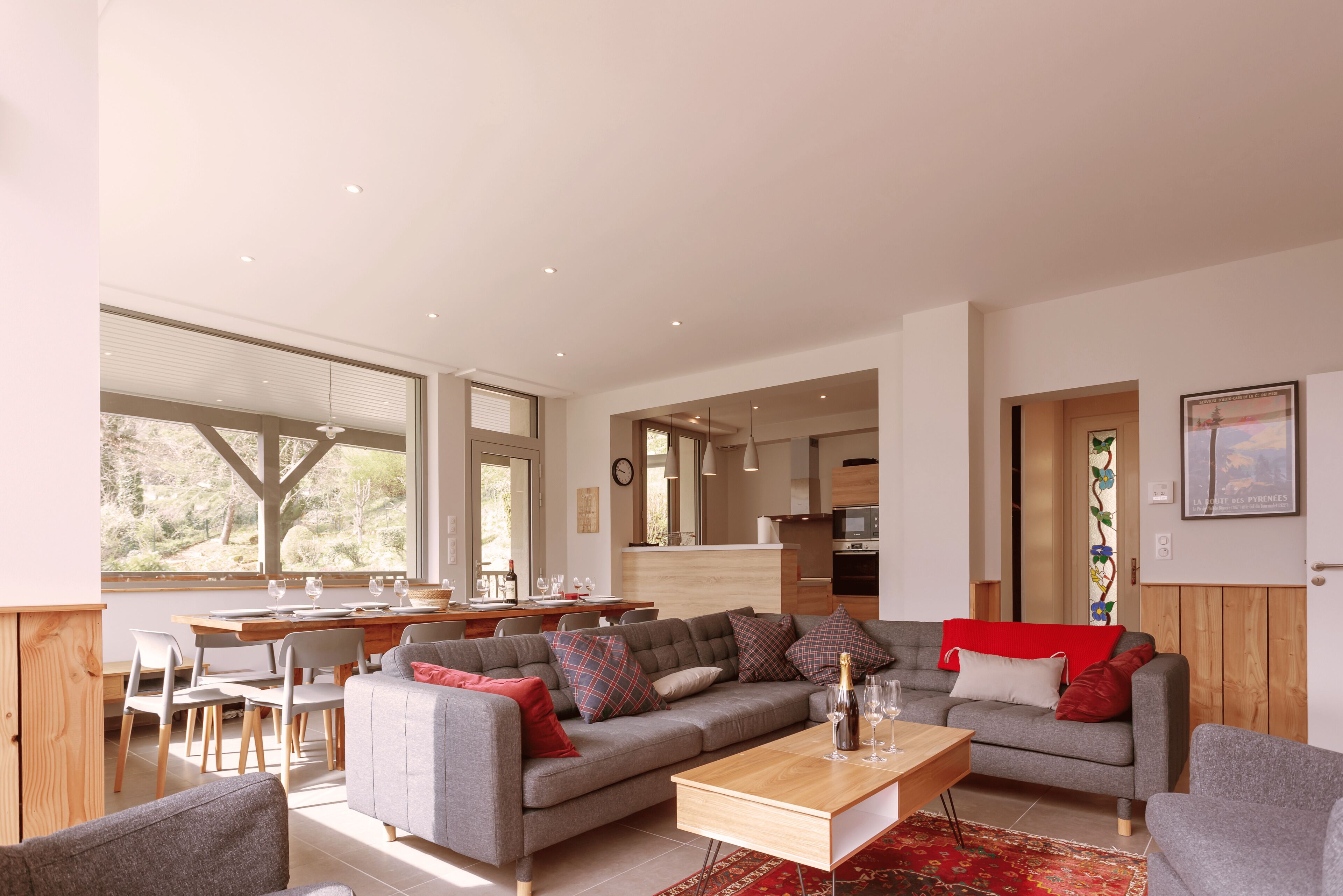 Smart-tv, een open haard, boeken en een stereo