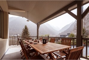 Outdoor dining - Experience the Exception at Chalet La Source: Comfort, Relaxation and Magnificent Views (Cauterets)