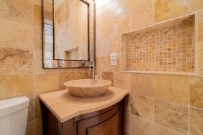 Een douche, een haardroger, handdoeken