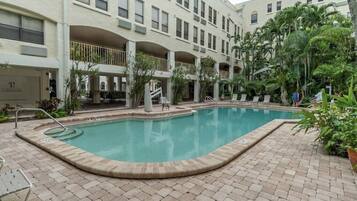 Een verwarmd zwembad