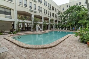 Een verwarmd zwembad