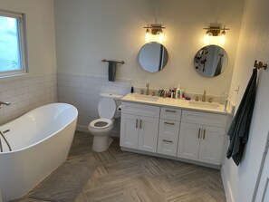 Combined shower/bathtub, towels