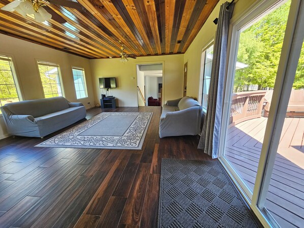 Smart TV, books - Sleeps 18!  Heated pool and lake access. (Mears)