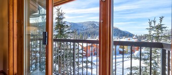 Spacious Townhouse, Stunning Views, Phenomenal Location!