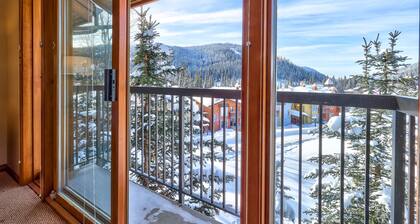 Spacious Townhouse, Stunning Views, Phenomenal Location!