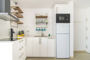 Micro-ondes, plaque de cuisson, cafetière/bouilloire