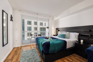 Desk, iron/ironing board, travel cot, free WiFi - Cozy Brickell Studio with FREE parking and Pool, Game Room and Jacuzzi (Miami)