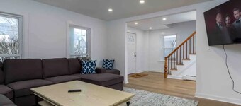 Modern 7Bd/3Ba Mountain Chalet w/ Hot tub, 3 minutes from Okemo