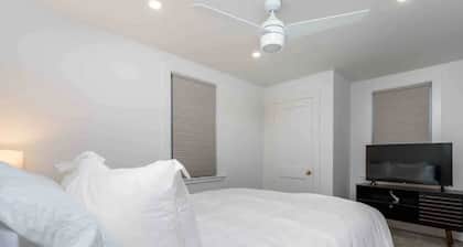 Modern 7Bd/3Ba Mountain Chalet w/ Hot tub, 3 minutes from Okemo