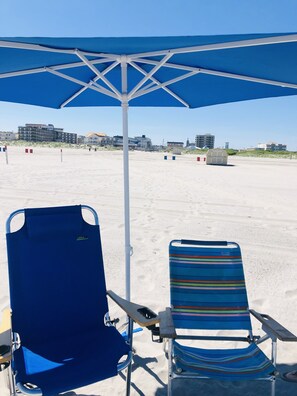 Sulla spiaggia, lettini da mare, teli da spiaggia