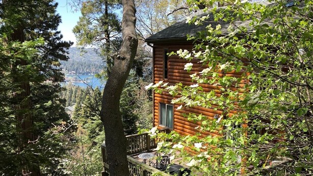 A log cabin with a deck and a view of a lake. - Peaceful Cozy Cabin Amongst the Trees with View of Lake Arrowhead (Lake Arrowhead)