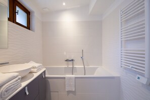 Baignoire, sèche-cheveux, serviettes fournies, papier toilette