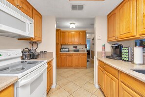 Frigorifero, microonde, forno, piano cottura