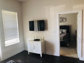 Room - Modern Sanitized 1 Bedroom Condo/ 1st Floor Private Parking (Arlington)