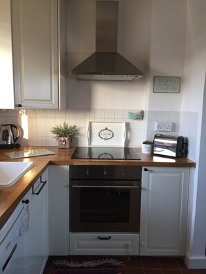 Private kitchen - Lovely 1 bed in Ladbroke Grove with views (LONDON)